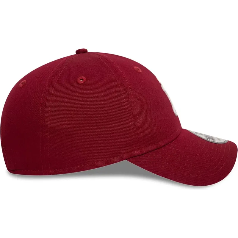new-era-izvita-periferiya-9twenty-league-essential-new-york-yankees-mlb-tmnochervena-reguliruema-shapka