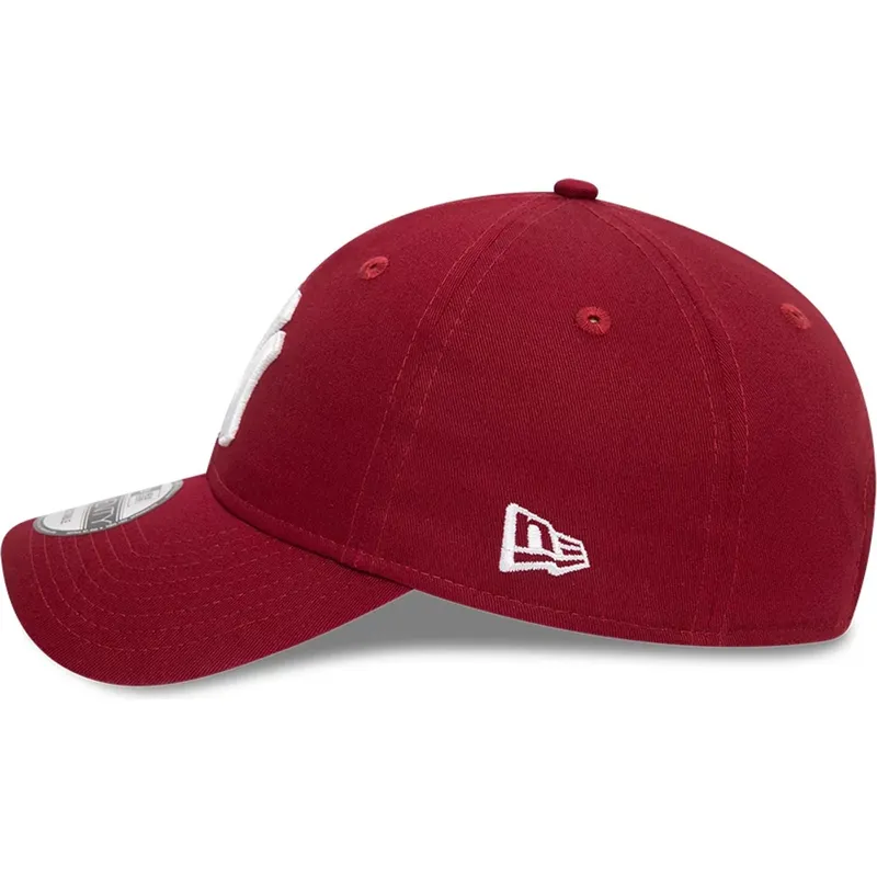 new-era-izvita-periferiya-9twenty-league-essential-new-york-yankees-mlb-tmnochervena-reguliruema-shapka