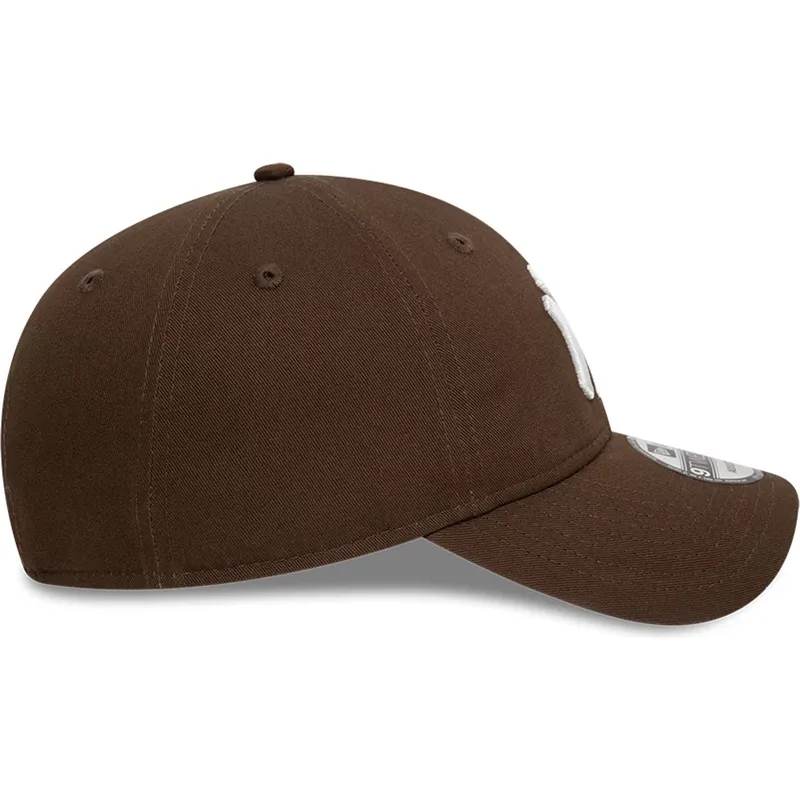 shapka-izvita-kafyav-reguliruem-9twenty-league-essential-na-new-york-yankees-mlb-ot-new-era