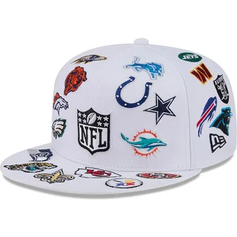 Hvid fitted 59FIFTY All Over NFL-flatcap fra New Era