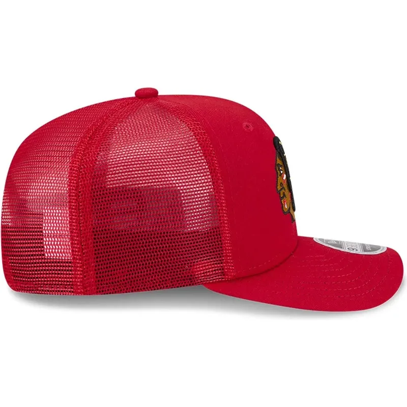 shapka-izvita-chervena-snapbek-9seventy-stretch-snap-eg-na-chicago-blackhawks-nhl-ot-new-era