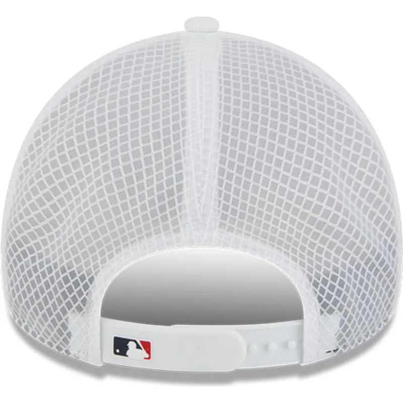 shapka-izvita-traker-byala-snapbek-9forty-apex-bp-na-boston-red-sox-mlb-ot-new-era