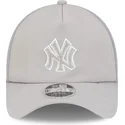 shapka-izvita-traker-siv-snapbek-9forty-apex-batting-practice-na-new-york-yankees-mlb-ot-new-era