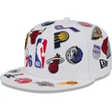 shapka-ploska-byala-prilepnala-59fifty-all-over-na-nba-ot-new-era