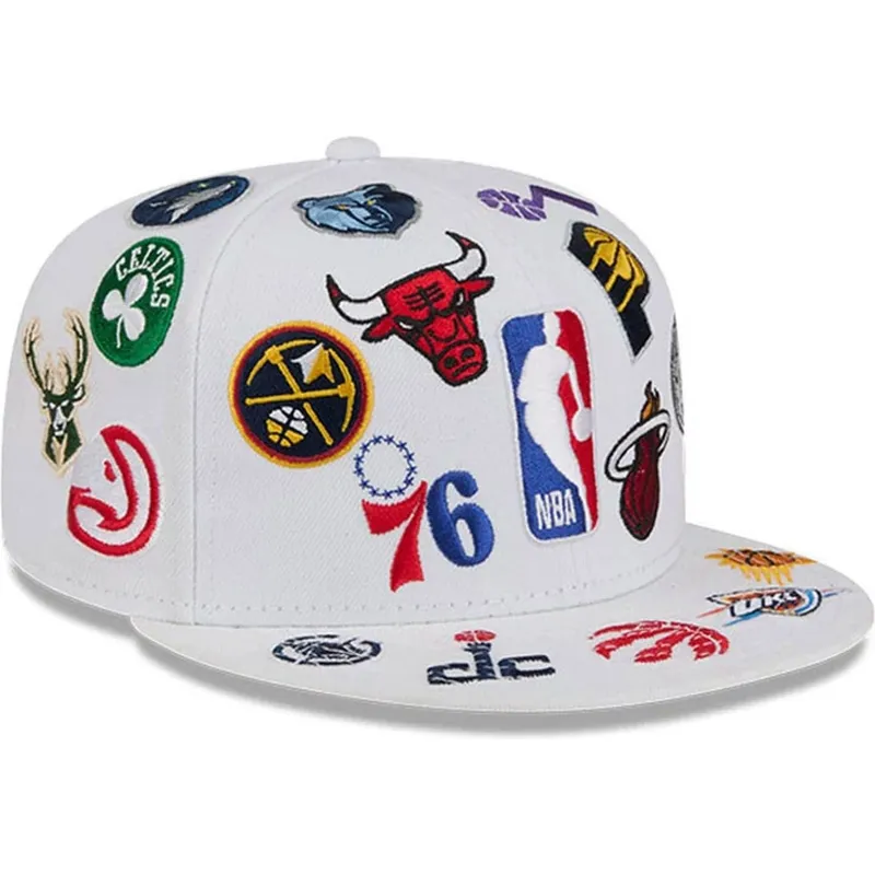 shapka-ploska-byala-prilepnala-59fifty-all-over-na-nba-ot-new-era