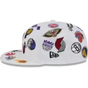 shapka-ploska-byala-prilepnala-59fifty-all-over-na-nba-ot-new-era