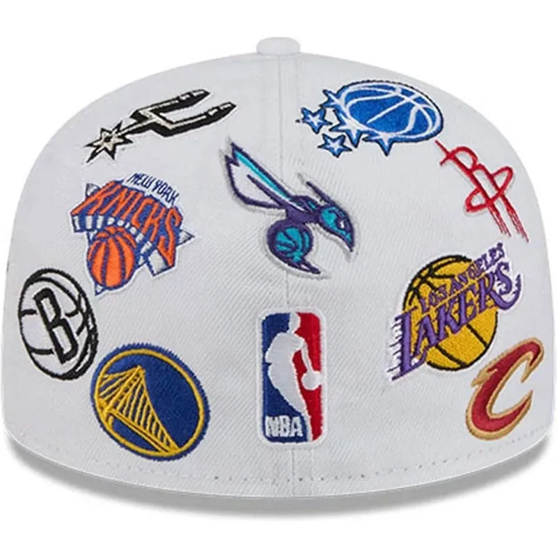 shapka-ploska-byala-prilepnala-59fifty-all-over-na-nba-ot-new-era