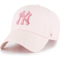 gebogene-rosa-verstellbare-kappe-mit-rosa-logo-clean-up-no-loop-label-von-new-york-yankees-mlb-von-47-brand