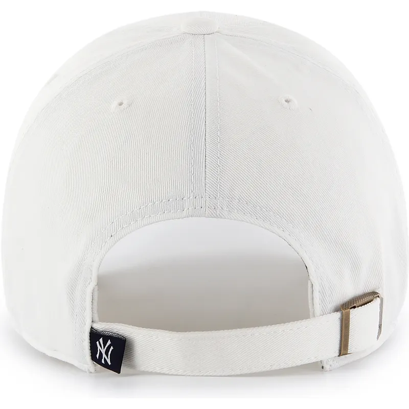 hvid-buet-kasket-med-hvidt-logo-justerbar-clean-up-af-new-york-yankees-mlb-fra-47-brand