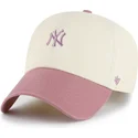 beige-und-rosa-verstellbare-gebogene-kappe-clean-up-base-runner-two-tone-der-new-york-yankees-mlb-von-47-brand