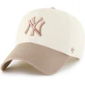 buet-beige-og-brun-justerbar-kasket-clean-up-two-tone-no-loop-label-fra-new-york-yankees-mlb-fra-47-brand