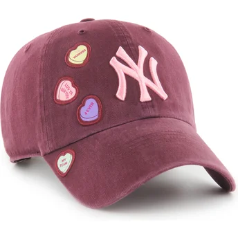 Gebogene verstellbare weinrote Kappe Clean Up Candy Heart der New York Yankees MLB von 47 Brand