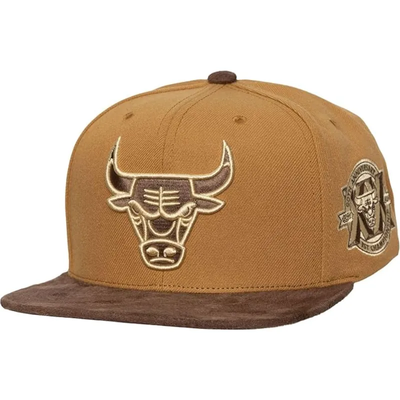gorra-plana-marron-ajustable-coffee-strapback-de-chicago-bulls-nba-de-mitchell-ness