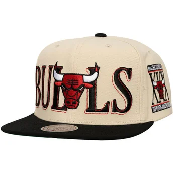 Mitchell & Ness Плоска Козирка Across The Board Chicago Bulls NBA Черна и Бежова Шапка с Капси
