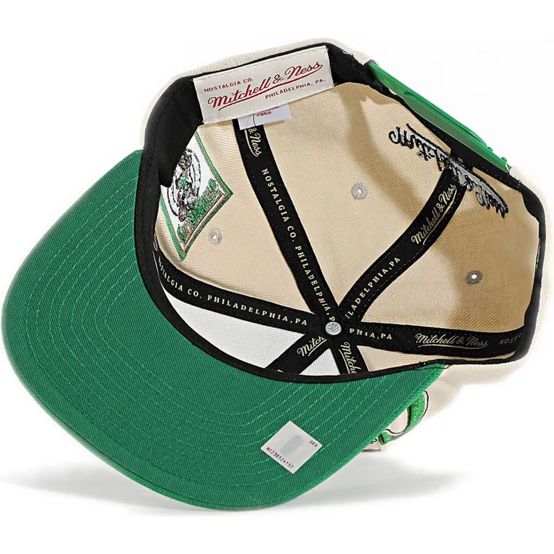 mitchell-ness-ploska-kozirka-across-the-board-boston-celtics-nba-zelena-i-bezhova-shapka-s-tik-tak