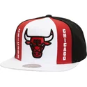 hvid-rod-og-sort-hvid-snapback-old-cut-flad-kasket-fra-chicago-bulls-nba-fra-mitchell-ness