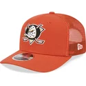 shapka-izvita-traker-oranzhev-snapbek-9seventy-stretch-snap-evergreen-na-anaheim-ducks-nhl-ot-new-era