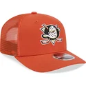shapka-izvita-traker-oranzhev-snapbek-9seventy-stretch-snap-evergreen-na-anaheim-ducks-nhl-ot-new-era