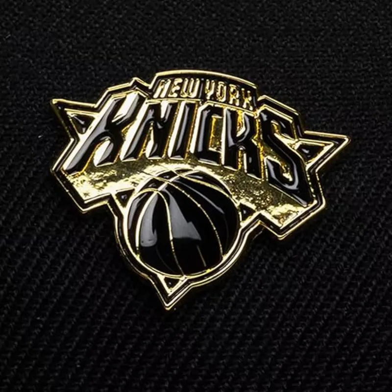 shapka-izvita-cherna-snapbek-pinned-gold-pro-na-new-york-knicks-nba-ot-mitchell-ness shapka-izvita-cherna-snapbek-pinned-gold-pro-na-new-york-knicks-nba-ot-mitchell-ness