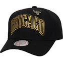 shapka-izvita-cherna-snapbek-pinned-gold-pro-na-chicago-bulls-nba-ot-mitchell-ness