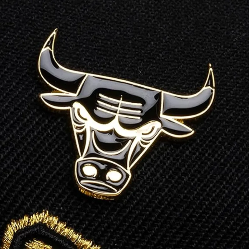 mitchell-ness-izvita-kozirka-pinned-gold-pro-chicago-bulls-nba-cherna-shapka-s-kapsi