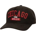 shapka-izvita-cherna-snapbek-shady-suede-pro-na-chicago-bulls-nba-ot-mitchell-ness