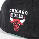 shapka-ploska-cherna-snapbek-triple-play-na-chicago-bulls-nba-ot-mitchell-ness