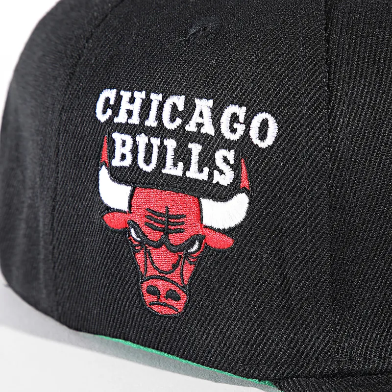 shapka-ploska-cherna-snapbek-triple-play-na-chicago-bulls-nba-ot-mitchell-ness