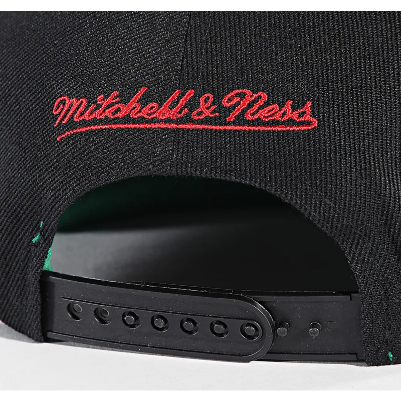 shapka-ploska-cherna-snapbek-triple-play-na-chicago-bulls-nba-ot-mitchell-ness