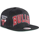 shapka-ploska-cherna-snapbek-triple-play-na-chicago-bulls-nba-ot-mitchell-ness