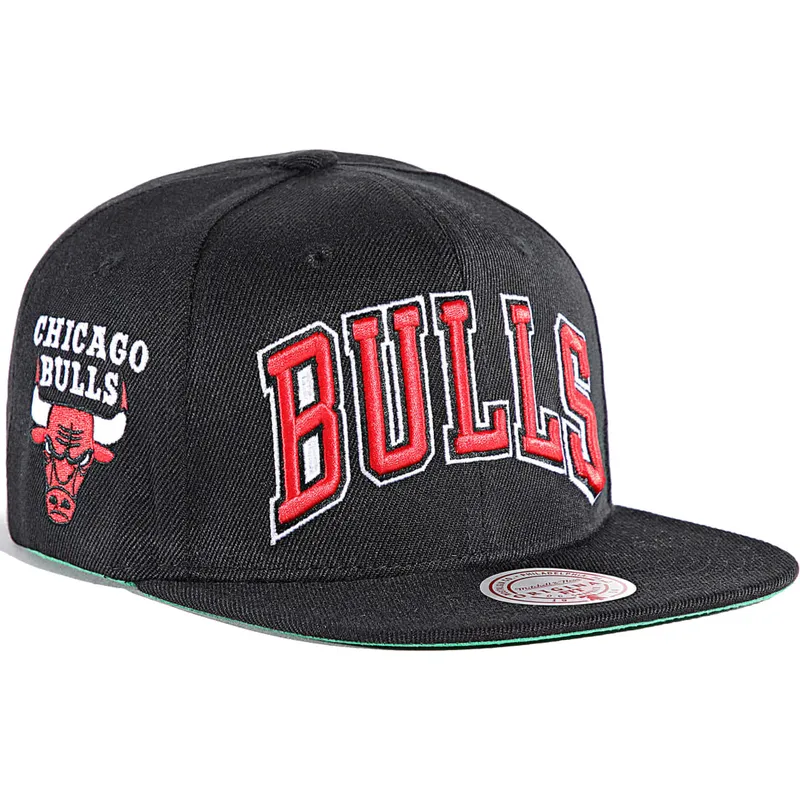 shapka-ploska-cherna-snapbek-triple-play-na-chicago-bulls-nba-ot-mitchell-ness