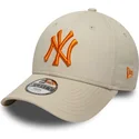 gorra-curva-beige-ajustable-con-logo-naranja-para-nino-9forty-league-essential-de-new-york-yankees-mlb-de-new-era