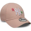 justerbar-lyserod-buet-kasket-til-born-9forty-summer-icon-fra-new-york-yankees-mlb-fra-new-era