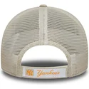 shapka-izvita-bezhov-adjustable-strap-za-deca-con-logo-naranja-para-nino-9forty-homefield-na-new-york-yankees-mlb-ot-new-era