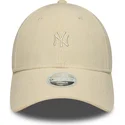 shapka-izvita-bezhov-reguliruema-9forty-mini-cord-na-new-york-yankees-mlb-ot-new-era