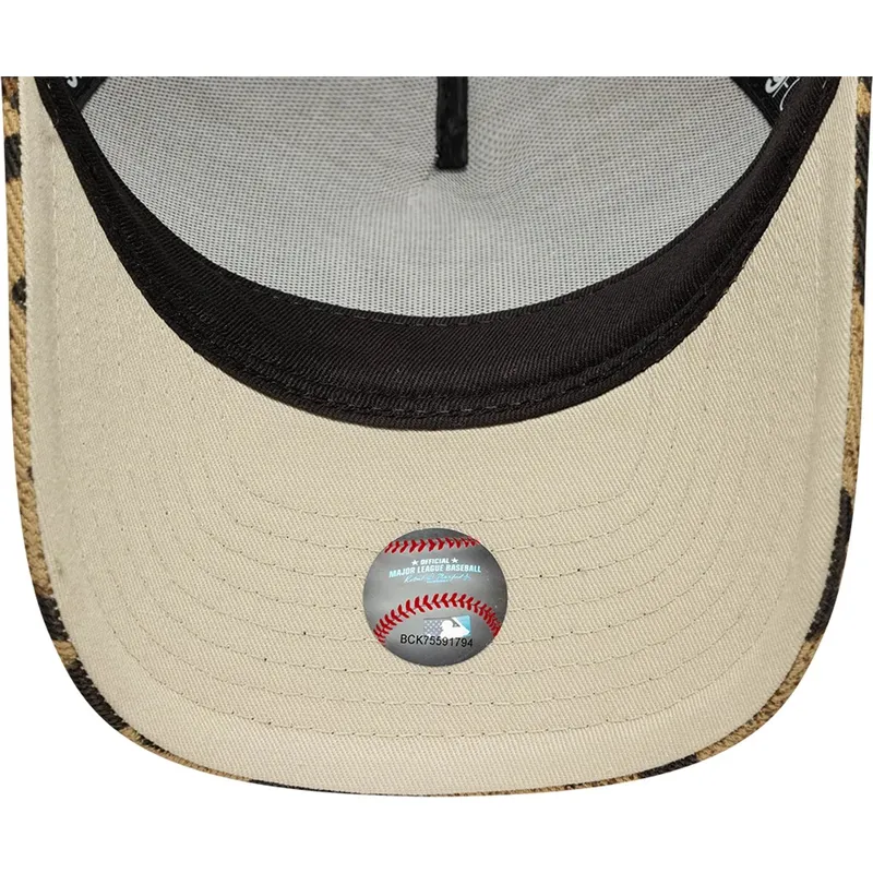new-era-damska-9forty-m-crown-a-frame-leopardova-new-york-yankees-mlb-leopardova-shapka-traker