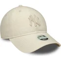 buet-beige-justerbar-kasket-med-beige-logo-til-kvinder-9twenty-midi-linen-fra-new-york-yankees-mlb-fra-new-era