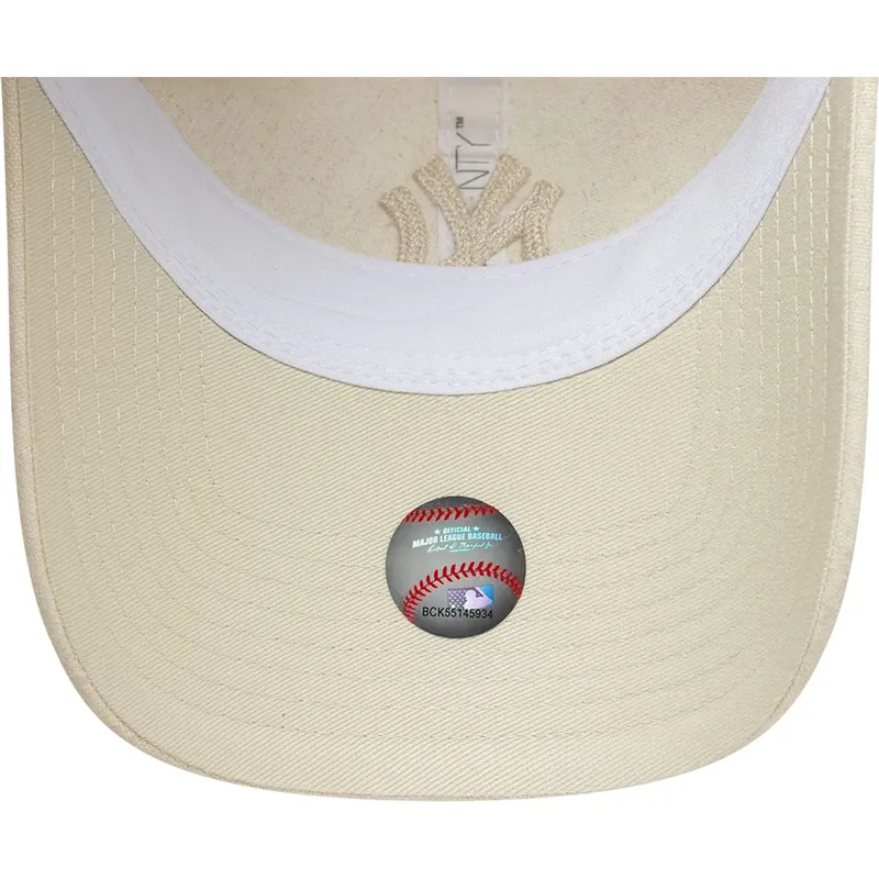 beige-verstellbare-curved-cap-mit-beigem-logo-fur-damen-9twenty-midi-linen-der-new-york-yankees-mlb-von-new-era