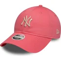 casquette-courbee-rose-ajustable-avec-logo-beige-pour-femme-9twenty-league-essential-midi-new-york-yankees-mlb-new-era