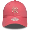 shapka-izvita-roza-reguliruema-9twenty-league-essential-midi-na-new-york-yankees-mlb-ot-new-era