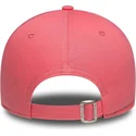 justerbar-lyserod-kurvet-kasket-med-beige-logo-til-kvinder-9twenty-league-essential-midi-fra-new-york-yankees-mlb-fra-new-era
