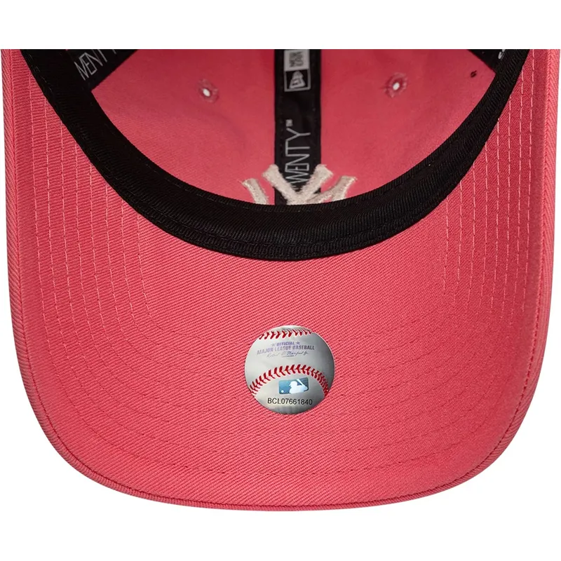 justerbar-lyserod-kurvet-kasket-med-beige-logo-til-kvinder-9twenty-league-essential-midi-fra-new-york-yankees-mlb-fra-new-era
