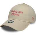 new-era-curved-brim-damska-9twenty-living-the-dream-slogan-bezhova-reguliruema-shapka