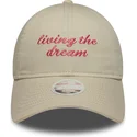 new-era-curved-brim-damska-9twenty-living-the-dream-slogan-bezhova-reguliruema-shapka