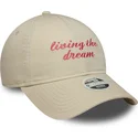 casquette-courbee-beige-ajustable-pour-femme-9twenty-living-the-dream-slogan-new-era