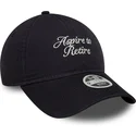 marinebla-justerbar-buet-kasket-til-kvinder-9twenty-aspire-to-retire-slogan-fra-new-era