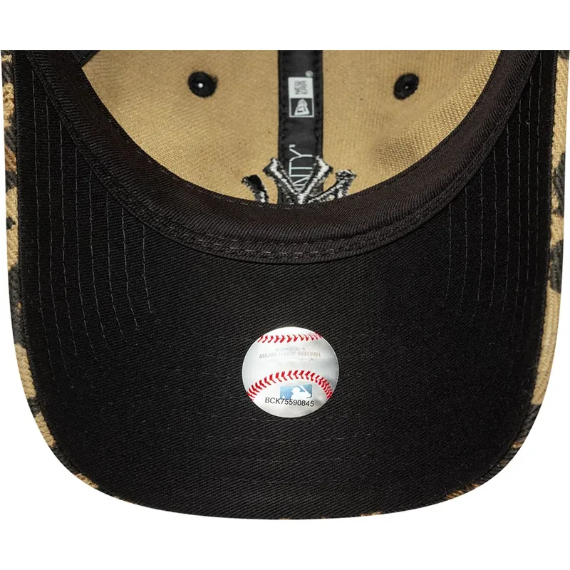 buet-kasket-med-leopardmonster-justerbar-med-sort-logo-til-kvinder-9twenty-leopard-fra-new-york-yankees-mlb-fra-new-era