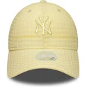 new-era-izvita-periferiya-damsko-zhlto-logo-9twenty-seersucker-new-york-yankees-mlb-zhlta-reguliruema-shapka
