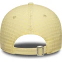 new-era-izvita-periferiya-damsko-zhlto-logo-9twenty-seersucker-new-york-yankees-mlb-zhlta-reguliruema-shapka