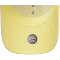 new-era-izvita-periferiya-damsko-zhlto-logo-9twenty-seersucker-new-york-yankees-mlb-zhlta-reguliruema-shapka